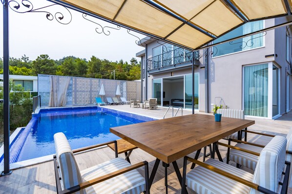 Outdoor pool, an infinity pool