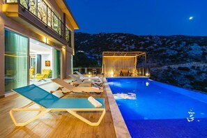 Outdoor pool, an infinity pool