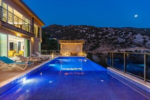 Outdoor pool, an infinity pool