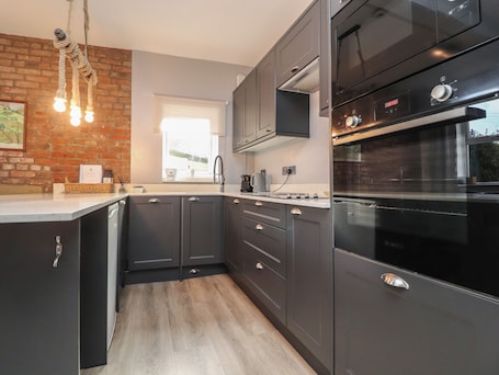 Refrigerador, lavavajillas, utensilios de cocina