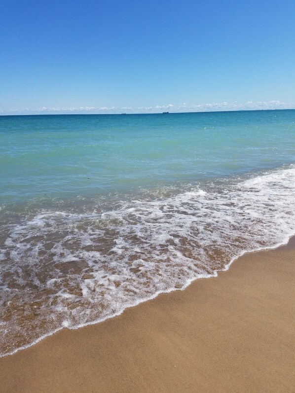 Private beach, sun-loungers, beach towels, beach volleyball - LAKE HURON BEACH SUITE (Fort Gratiot)