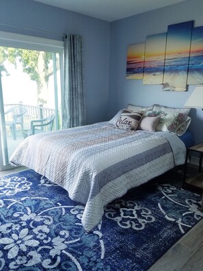 Premium bedding, individually decorated, individually furnished - LAKE HURON BEACH SUITE (Fort Gratiot)