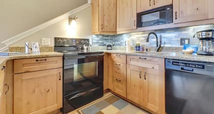 Dog Friendly | Loft Style | Downtown Charlevoix | Indoor/Outdoor Pool