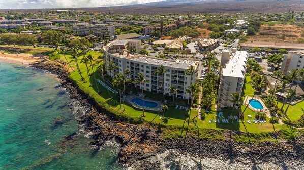 Un hôtel situé sur la côte, doté de plusieurs piscines, d’une plage et d’un rivage rocheux.