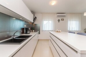 Fridge, oven, stovetop, dishwasher - Villa Petrel (Pakostane)