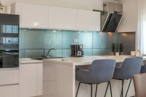 Réfrigérateur, un four, surface de cuisson, lave-vaisselle