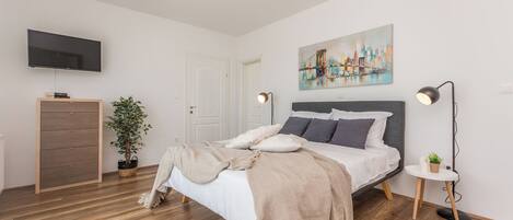 4 bedrooms, iron/ironing board, free WiFi