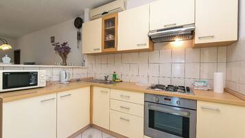 Kühlschrank, Mikrowelle, Ofen, Herdplatte