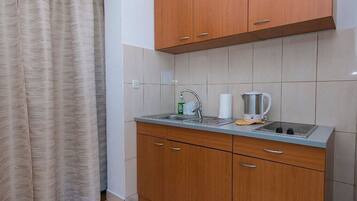 Appartamento (A2) | Cucina privata | Frigorifero, microonde, forno, piano cottura