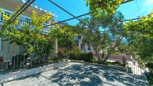 Ein gepflasterter Innenhof mit Bäumen und einem Gebäude im Hintergrund.