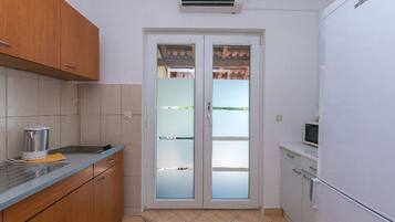 Appartamento (A2) | Cucina privata | Frigorifero, microonde, forno, piano cottura