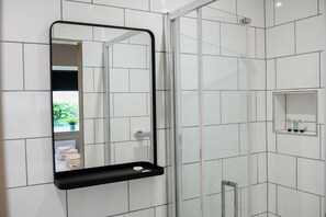 Chambre | Salle de bain | Articles de toilette gratuits, sèche-cheveux, serviettes fournies