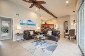 Living area - Naples newly furnished pool home with lake view (Naples)