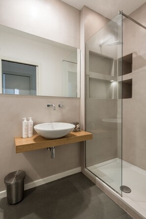 Douche, sèche-cheveux, bidet, serviettes fournies