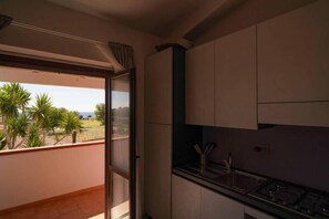 Fridge, oven, stovetop, dishwasher - Mini Appartamento Incantevole con Vista Mare (Anastasi II)