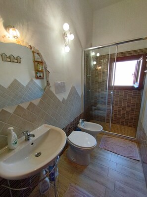 Shower, hair dryer, bidet, towels - Capo Coda Cavallo: amazing corner of Mediterranean Sea. (San Teodoro)