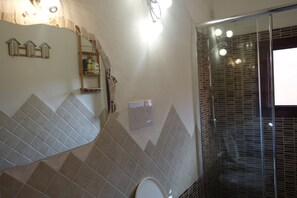 Dusche, Haartrockner, Bidet, Handtücher