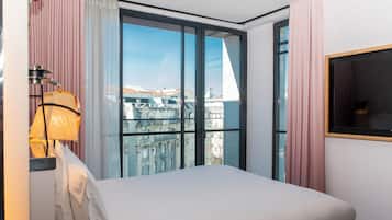 Room, 1 Queen Bed, Balcony (Small Mama) | 1 bedroom, soundproofing, free WiFi, bed sheets