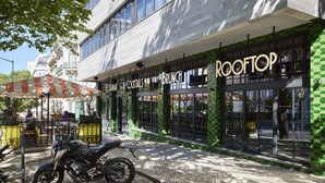 A rooftop bar with a sign reading "ROOFTOP" and "COCKTAILS BRUNCH". - Mama Shelter Lisboa  (Lisbon)