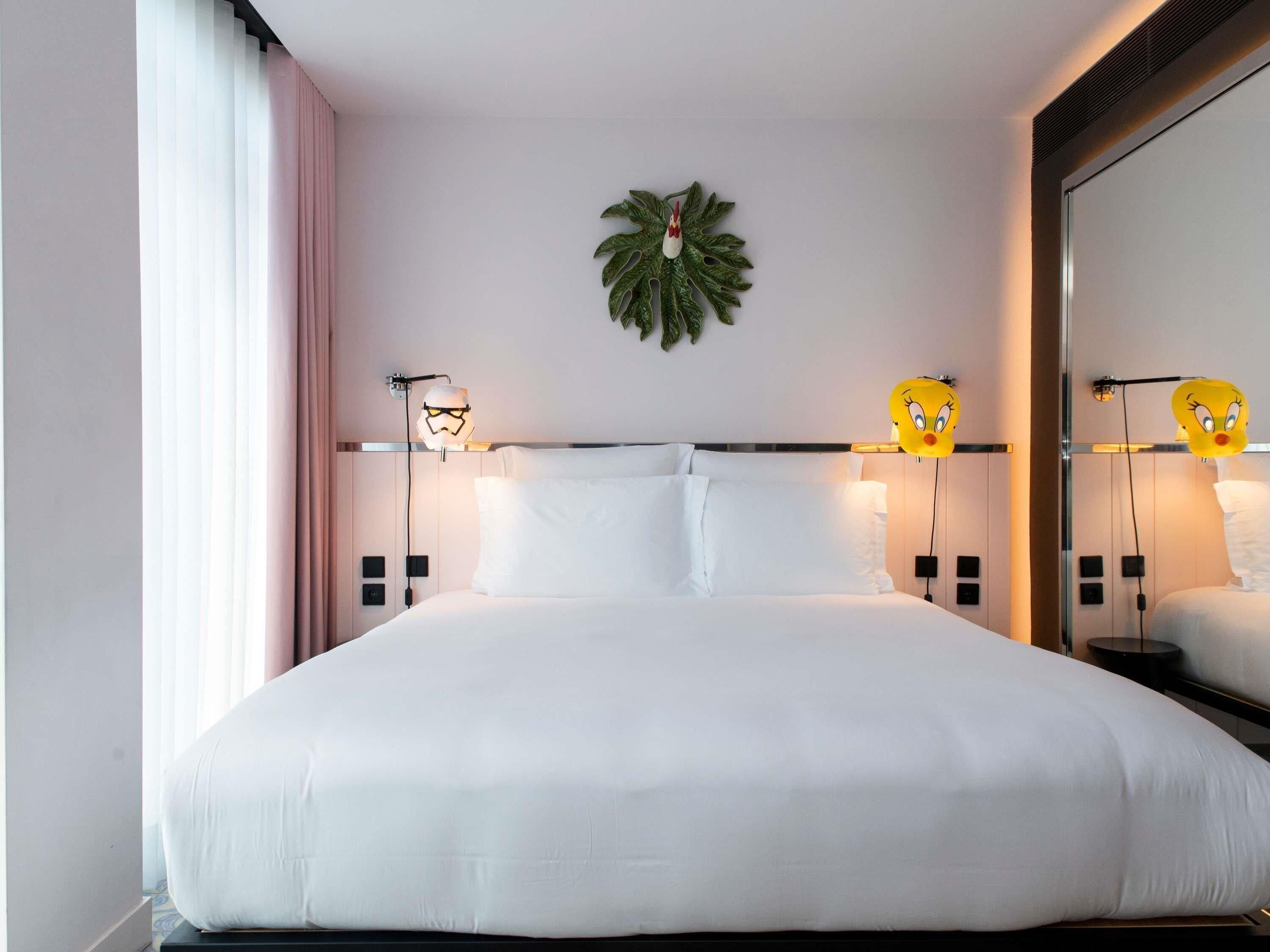 Medium Mama Double King Balcony Avenue View | Insonorización, wifi gratis y ropa de cama 