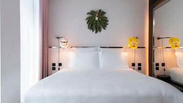 Medium Mama Double King Balcony Avenue View | Schallisolierte Zimmer, kostenloses WLAN, Bettwäsche