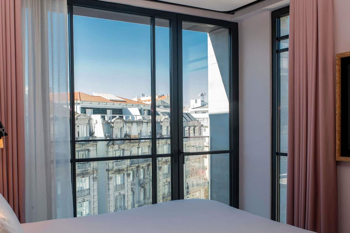 Room, 1 Queen Bed, Balcony (Small Mama)