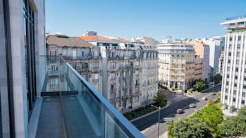Large Mama Double Balcony Avenue View | 1 habitación, insonorización, wifi gratis y ropa de cama