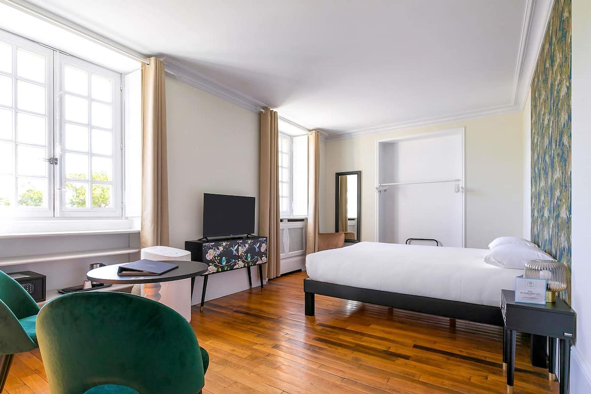 Premium bedding, pillow-top beds, in-room safe, desk