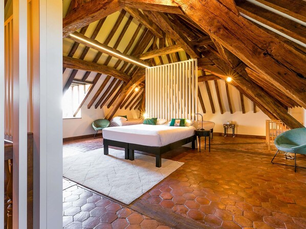 เครื่องนอนระดับพรีเมียม, เตียงพร้อมฟูกเสริมที่นอน, ตู้นิรภัยในห้องพัก