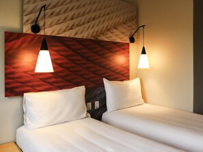Standard Room, 2 Twin Beds | Minibar, individually decorated, individually furnished, desk - Ibis Guaxupe (Guaxupé)