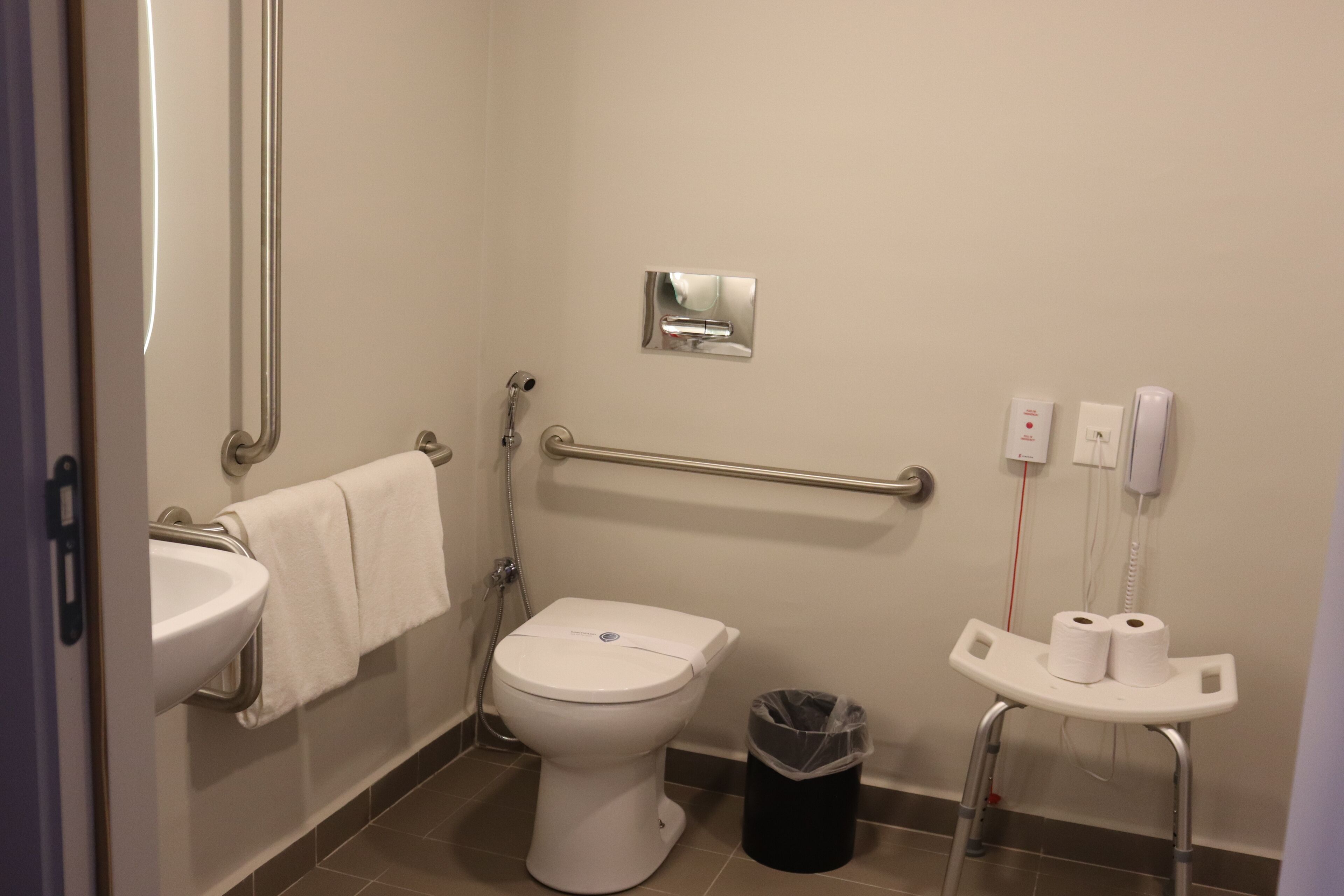 standard apartment, 1 double bed, accessible | minibar, individually decorated, individually furnished, desk