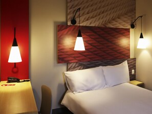 Minibar, decoración personalizada, muebles diferentes y escritorio 