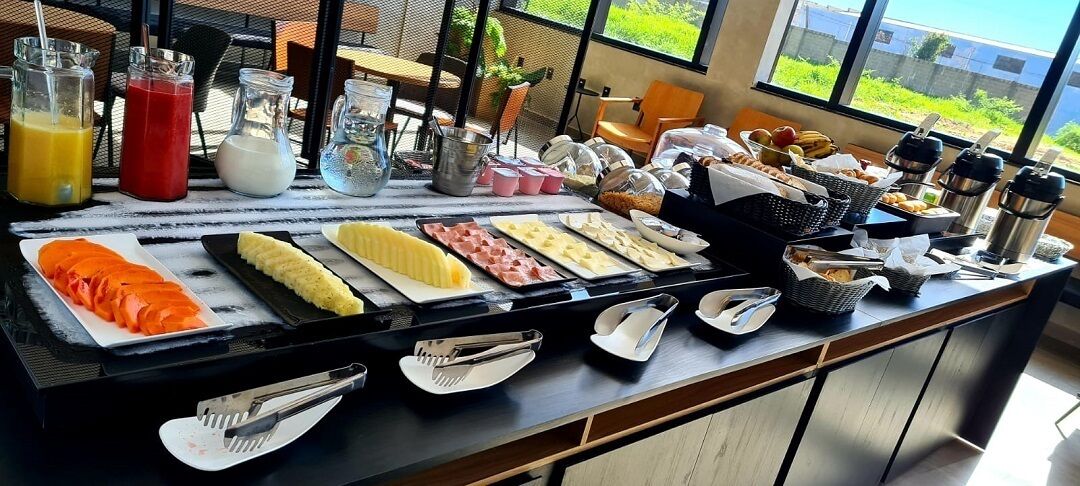 Un'ampia scelta di cibi e bevande serviti a buffet.