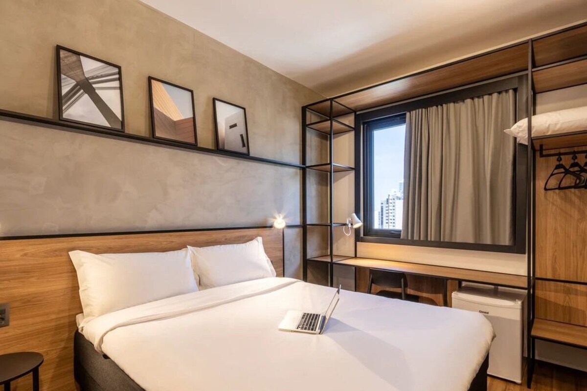 Minibar, brankas, setrika/meja setrika, dan seprai linen