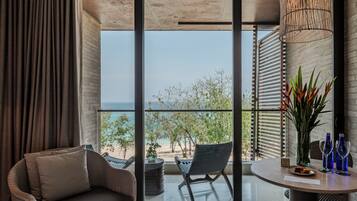 Signature 1 King Beach Front | Balcony