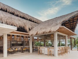 4 restaurants, breakfast, lunch, dinner served; Asian cuisine