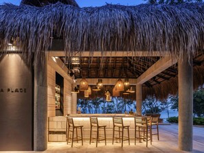 4 bars/lounges, 2 poolside bars, 3 beach bars, swim-up bar - Sofitel Barú Cartagena (Cartagena)