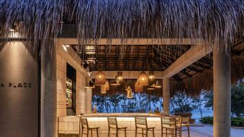 4 bares o lounges, 2 bares junto a la alberca, 3 bares en la playa