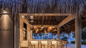 4 Bars/Lounges, 2 Poolbars, 3 Strandbars, Bar im Pool