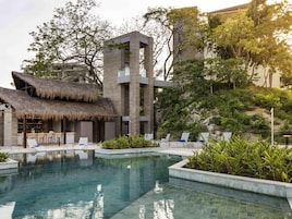 5 outdoor pools, open 7:00 AM to 8:00 PM, free cabanas, pool umbrellas