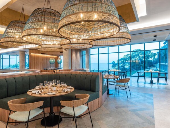 4 restaurants servant le déjeuner, le dîner et le souper