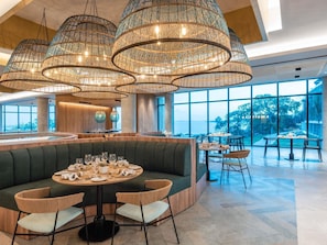 4 restaurants; breakfast, lunch, and dinner served