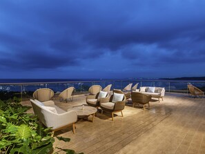 4 bars/lounges, 2 poolside bars, 3 beach bars, swim-up bar