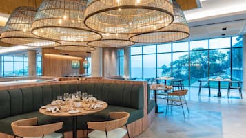 4 restaurants, breakfast, lunch, dinner served; Asian cuisine