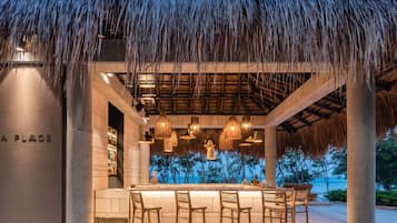 4 bares/lounges, 2 bares ao lado da piscina, 3 bares na praia