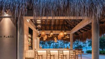 4 bars/lounges, 2 poolbars, 3 strandbars, een swim-up bar