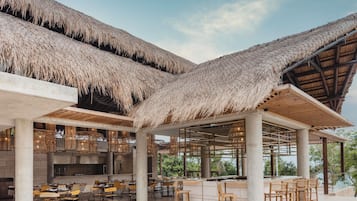 4 restaurants; breakfast, lunch and dinner served