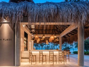 4 bars/lounges, 2 poolside bars, 3 beach bars, swim-up bar - Sofitel Barú Cartagena (Cartagena)