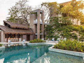 5 outdoor pools, open 7:00 AM to 8:00 PM, free cabanas, pool umbrellas