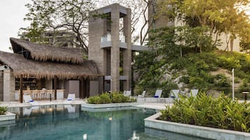 5 piscinas externas, funciona das 7h às 20h, barracas de cortesia